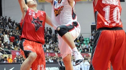 标题：广东东阳光主场七大战冲连胜 CBA常规赛收尾阶段季后赛门票保卫战